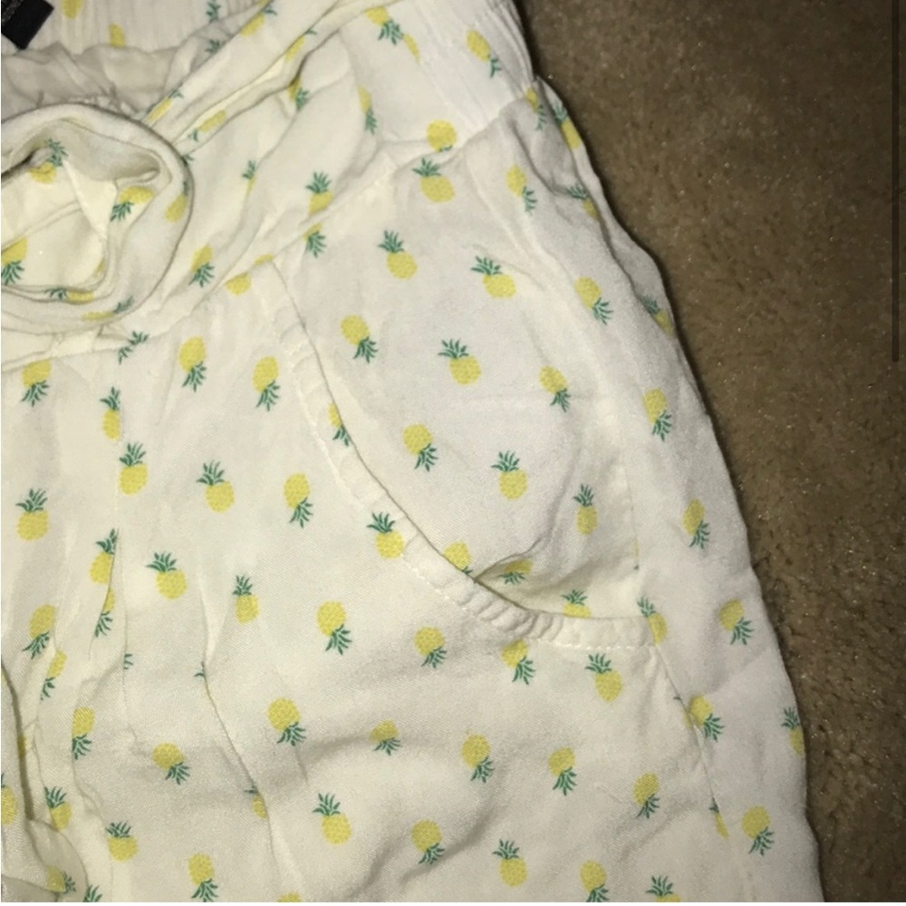 JS Pineapple Print Shorts - Picture 2 of 4